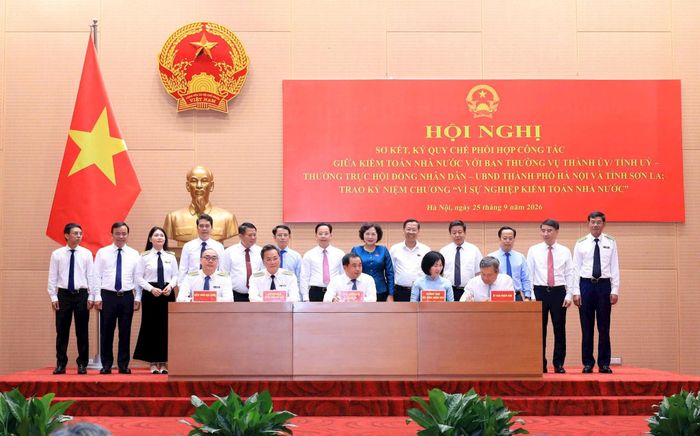 Các đồng chí Thường trực Thành ủy, Tỉnh ủy, Thường trực HĐND - UBND thành phố Hà Nội, tỉnh Sơn La ký Quy chế phối hợp với Kiểm toán Nhà nước. Ảnh: Viết Thành