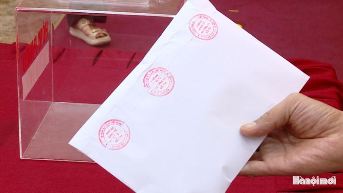 Các phiếu bốc thăm được in sẵn, đựng trong phong bì có dấu niêm phong. Ảnh: Lại Tấn