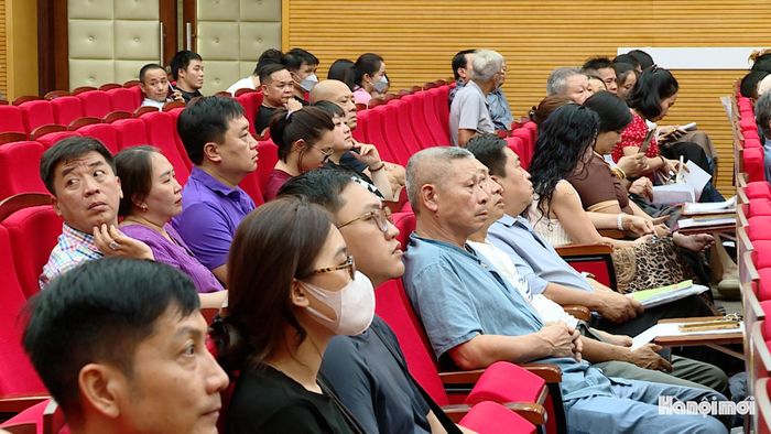 Các hộ gia đình, cá nhân có đất bị thu hồi thực hiện dự án xây dựng đường Vành đai 1 tại buổi bốc thăm. Ảnh: Lại Tấn