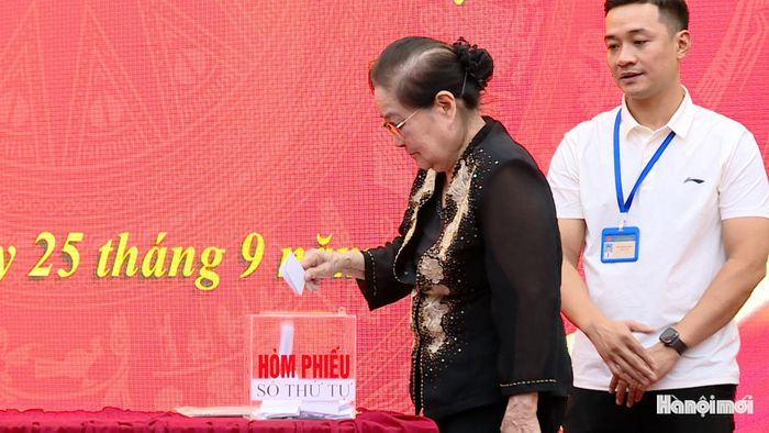 Người dân bốc thăm lấy số thứ tự. Ảnh: Lại Tấn