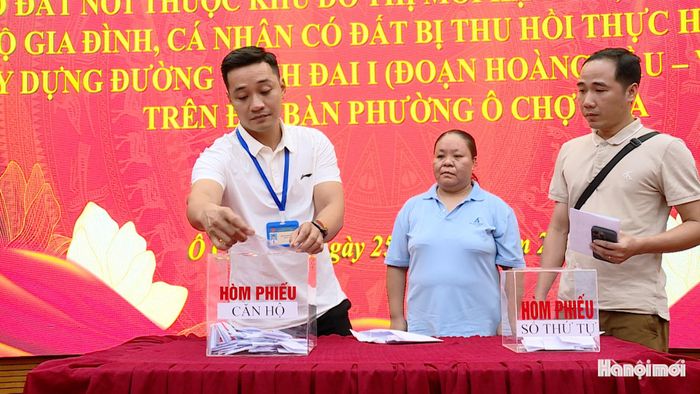 Bà Nguyễn Tú Anh (giữa) tại buổi bốc thăm vị trí, diện tích căn hộ nhà ở xã hội. Ảnh: Lại Tấn