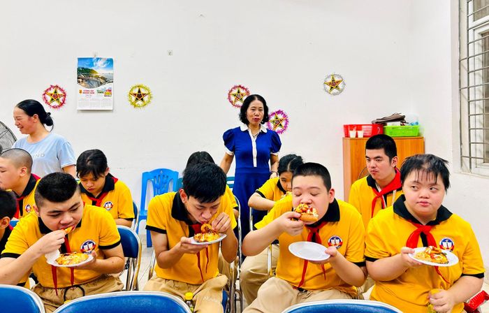 Các em học sinh Lớp học Linh hoạt đón Tết Trung thu. Ảnh: Trần Oanh.