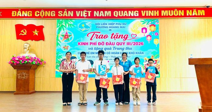 Hội LHPN phường Hoàng Mai trao kinh phí đỡ đầu quý III/2026 và tặng quà Trung thu cho các em nhỏ có hoàn cảnh khó khăn. Ảnh: Trần Oanh.