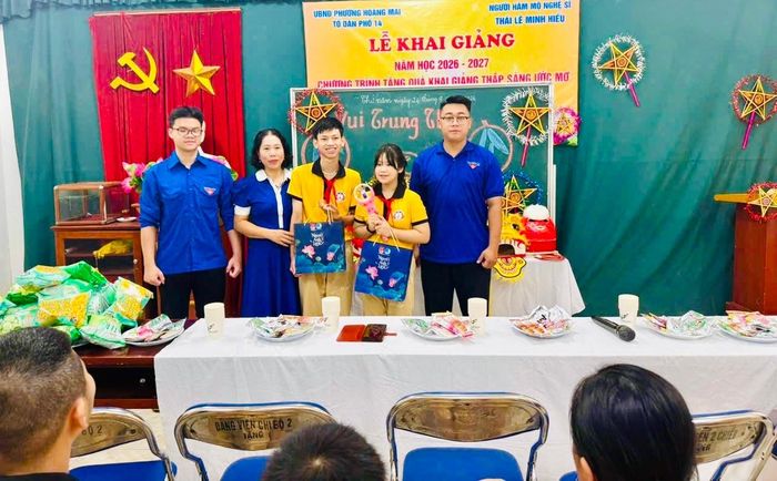 Đại diện Đoàn TNCS Hồ Chí Minh phường Hoàng Mai trao quà Trung thu cho các em học sinh Lớp học Linh hoạt. Ảnh: HM.