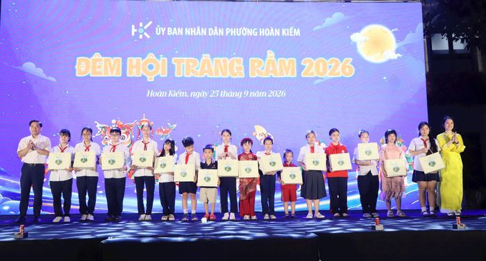Ban tổ chức tặng quà thiếu nhi Hoàn Kiếm. Ảnh: PV