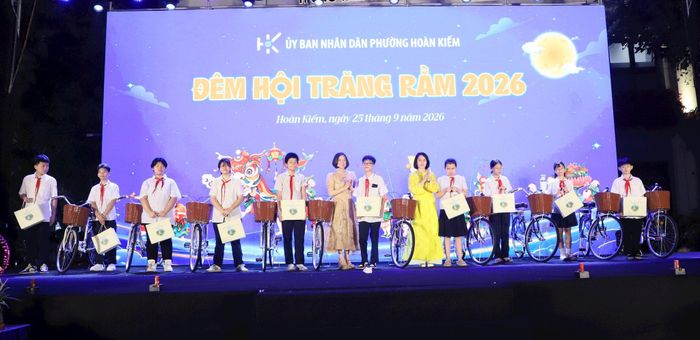 Ban tổ chức tặng 10 xe đạp cho 10 học sinh tiêu biểu có hoàn cảnh khó khăn vươn lên trong học tập. Ảnh: PV