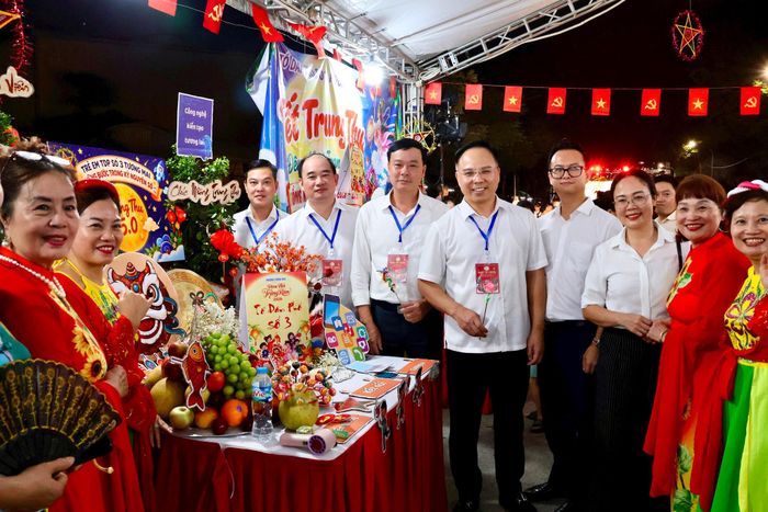 Lãnh đạo phường Tương Mai tham dự chương trình "Đêm hội trăng rằm". Ảnh: PV