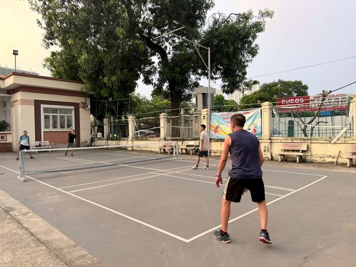 Người dân chơi thể thao tại Nhà văn hóa khu dân cư Bằng B (thuộc Tổ dân phố 17, phường Hoàng Liệt). Ảnh: PV