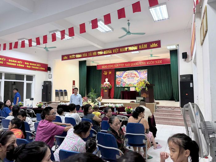 Hoạt động Trung thu tại Nhà văn hóa khu dân cư Bằng B (thuộc Tổ dân phố 17, phường Hoàng Liệt). Ảnh: PV