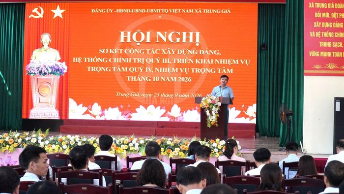 Bí thư Đảng ủy, Chủ tịch HĐND xã Trung Giã Lê Hữu Mạnh phát biểu kết luận tại hội nghị. Ảnh: Đức Hiển