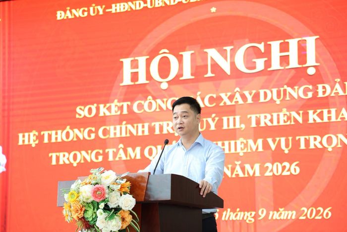 Đồng chí Hoàng Phạm Thanh Tùng, Giám đốc Ban Quản lý dự án Đầu tư - Hạ tầng trình bày tham luận về công tác giải phóng mặt bằng tại hội nghị. Ảnh: Đức Hiển