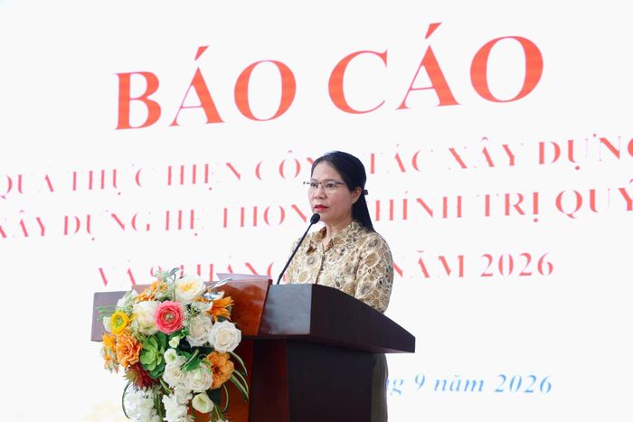 Phó Bí thư Thường trực Đảng ủy xã Trung Giã Nguyễn Thị Kim Tuyến trình bày báo cáo tại hội nghị. Ảnh: Đức Hiển