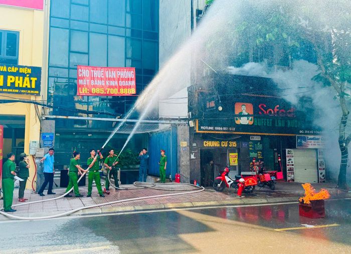 Phường Khương Đình diễn tập phương án chữa cháy và cứu nạn, cứu hộ tại chung cư mini. Ảnh: Hồng Thái