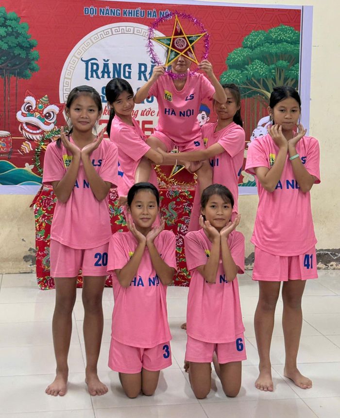 Các VĐV năng khiếu bóng đá nữ Hà Nội cùng tận hưởng không khí Trung thu 2026. Ảnh: Nguyễn Minh