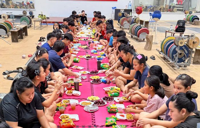 Trung thu 2026 đáng nhớ của các VĐV trẻ cử tạ Hà Nội vào tối 25-9. Ảnh: Ngọc Dương
