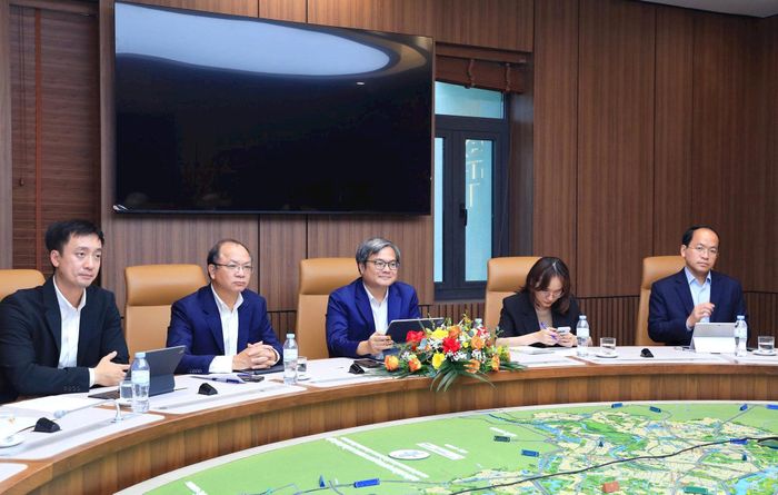 Phó Chủ tịch UBND thành phố Hà Nội Trương Việt Dũng (giữa) trong buổi tiếp Đại sứ đặc mệnh toàn quyền Vương quốc Bỉ Pieter Leenknegt. Ảnh: Liên Hà