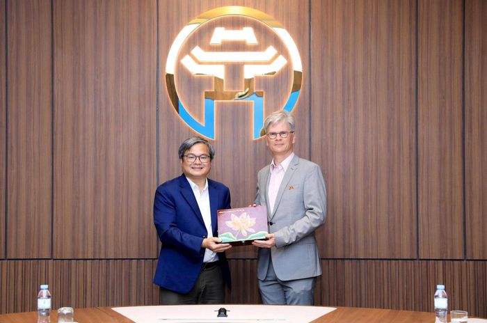 Phó Chủ tịch UBND thành phố Hà Nội Trương Việt Dũng trao quà cho Đại sứ đặc mệnh toàn quyền Vương quốc Bỉ Pieter Leenknegt. Ảnh: Liên Hà