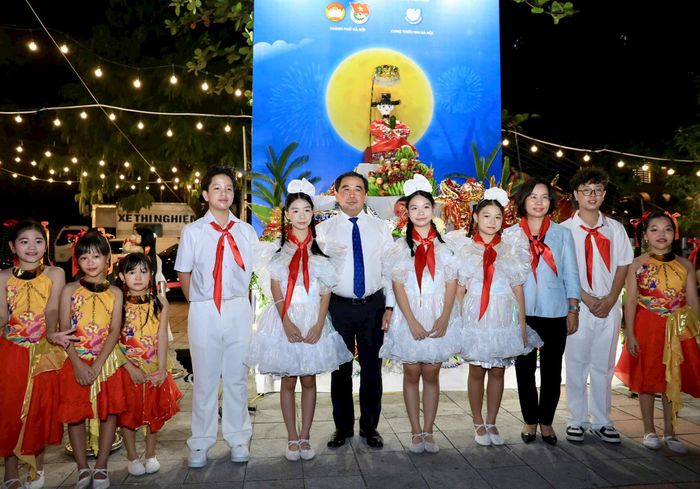 Bí thư Thành ủy Hà Nội Trần Đức Thắng và Chủ tịch Ủy ban Mặt trận Tổ quốc Việt Nam thành phố Hà Nội Bùi Huyền Mai cùng các em thiếu nhi Thủ đô. Ảnh: Quang Thái