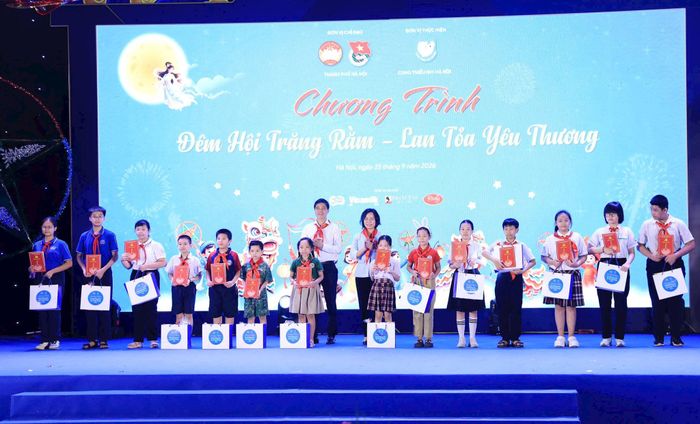 Các đồng chí lãnh đạo Trung ương, thành phố Hà Nội tặng quà các em thiếu nhi Thủ đô. Ảnh: Quang Thái