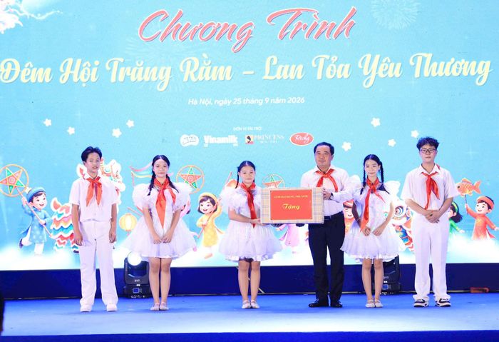 Bí thư Thành ủy Hà Nội Trần Đức Thắng trao quà tặng các em thiếu nhi Thủ đô. Ảnh: Quang Thái