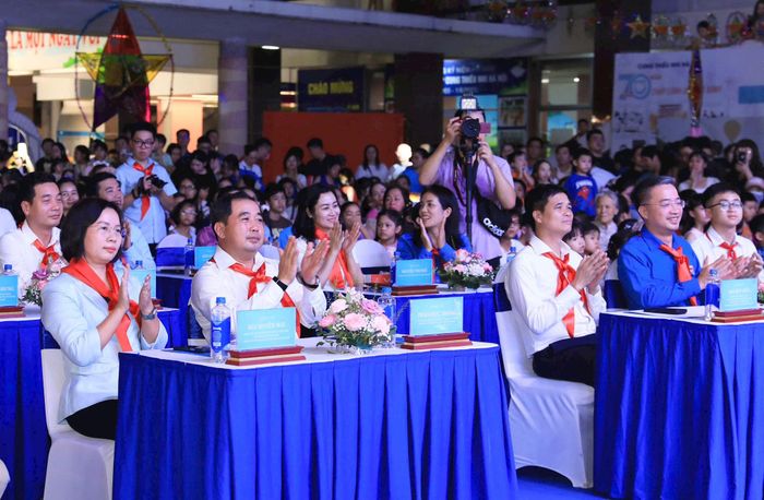 Bí thư Thành ủy Hà Nội Trần Đức Thắng và các đại biểu dự chương trình. Ảnh: Quang Thái