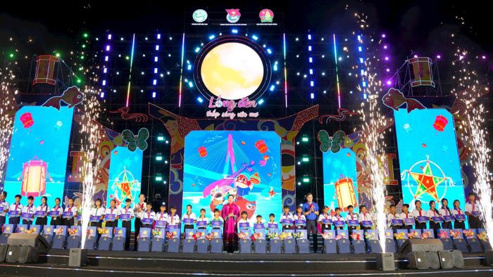 Các đồng chí lãnh đạo trao quà và học bổng cho các em. Ảnh: Minh Quang