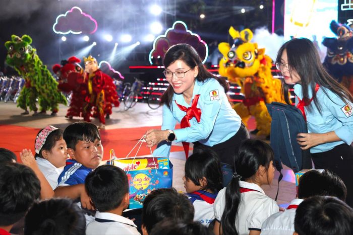 Bí thư Trung ương Đoàn, Chủ tịch Hội đồng Đội Trung ương Hồ Hồng Nguyên trao quà cho thiếu nhi. Ảnh: Minh Quang