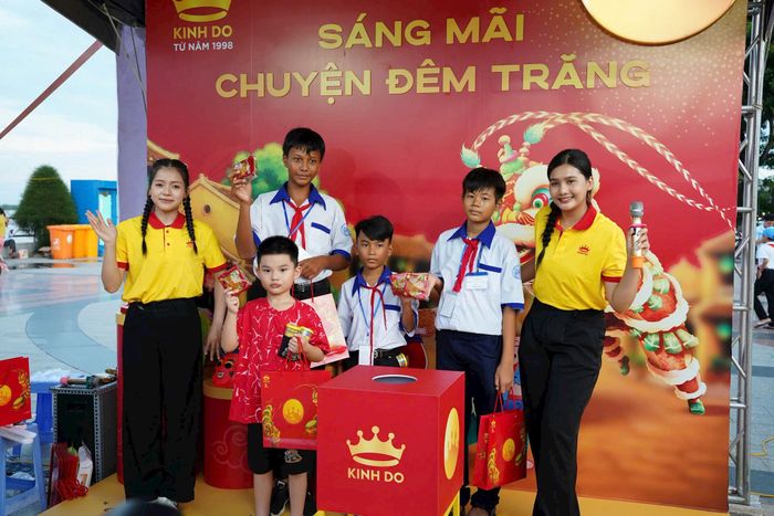 Chuỗi hoạt động Hành trình “Lồng đèn thắp sáng ước mơ” diễn ra sôi nổi với nhiều hoạt động ý nghĩa. Ảnh: Minh Quang