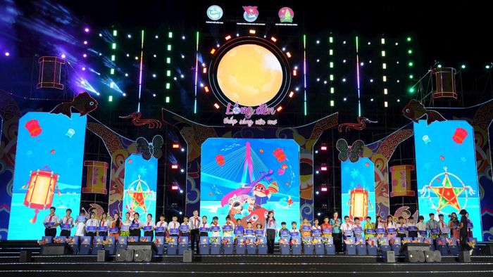 Trao quà tới các em thiếu nhi trong chương trình “Lồng đèn thắp sáng ước mơ”. Ảnh: Minh Quang