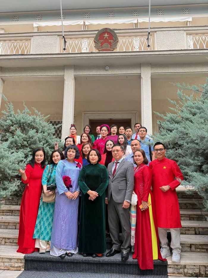 Bà Nguyễn Lệ Hằng, Phó Tổng Thư ký Liên hiệp các Hội UNESCO Việt Nam (thứ 3 từ trái sang) dẫn đầu đoàn đại biểu thăm, giao lưu tại Đại sứ quán Việt Nam tại Hy Lạp. Ảnh: Đại sứ quán Việt Nam tại Hy Lạp