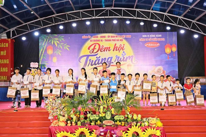 Xã Quảng Bị trao quà cho trẻ em có hoàn cảnh khó khăn trên địa bàn. Ảnh: Thanh Vân