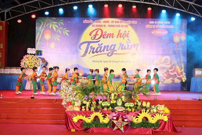 Tiết mục văn nghệ tại chương trình. Ảnh: Thanh Vân