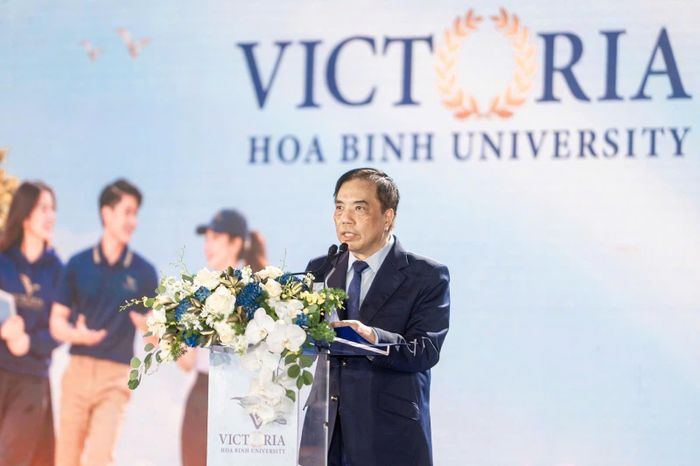 Phó Giáo sư, Tiến sĩ Bùi Anh Tuấn, Hiệu trưởng Trường Đại học Victoria Hòa Bình phát biểu tại buổi lễ. Ảnh: BTC