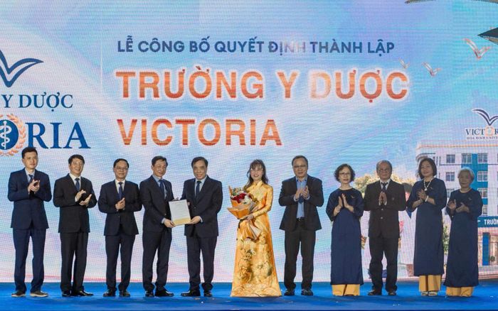 Đại diện nhà trường và các đơn vị tại lễ công bố thành lập Trường Y Dược Victoria. Ảnh: BTC