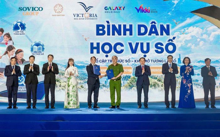 Các đại biểu chứng kiến hoạt động ký biên bản ghi nhớ hợp tác về nghiên cứu, phát triển, ứng dụng khoa học, công nghệ giữa Cơ quan quản lý và phát triển hệ thống VNeID (Bộ Công an) và Tập đoàn Sovico. Ảnh: BTC