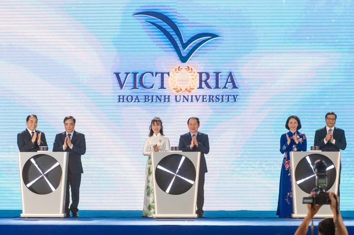 Phó Thủ tướng Chính phủ Lê Tiến Châu, Phó Chủ tịch UBND thành phố Hà Nội Vũ Thu Hà cùng các đại biểu và đại diện nhà trường ấn nút ra mắt tên gọi mới: Trường Đại học Victoria Hòa Bình. Ảnh: BTC