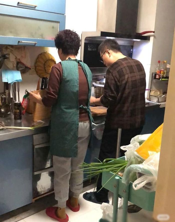 Với Tiểu Linh, khoảnh khắc nhìn chồng đeo tạp dề đứng bên mẹ mình có ý nghĩa đặc biệt. Ảnh minh họa