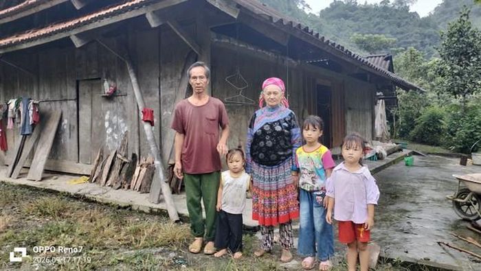 Các con cùng bố mẹ già ở quê vẫn mong ngóng vợ chồng anh Quáng sớm trở về. Ảnh GDCC