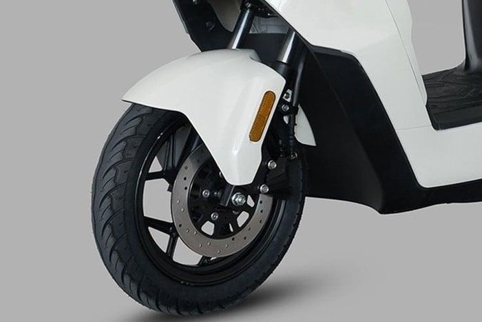 Ngoại hình DM8B mang phong cách maxi-scooter với phần đầu lớn,