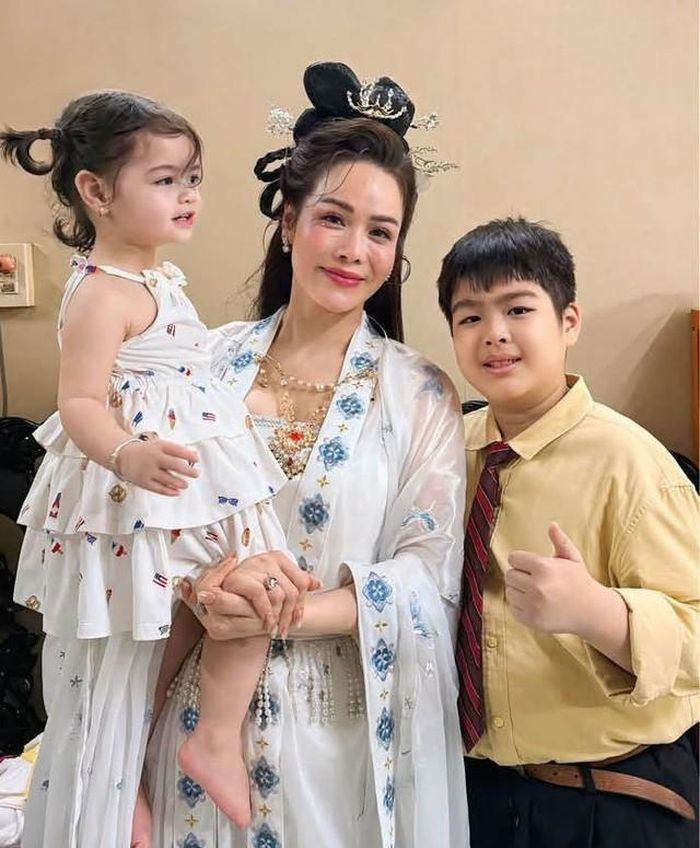 Theo Nhật Kim Anh, bố mẹ chồng cũ rất quý mến cô. Hai bên đã gác lại chuyện quá khứ nên giao tiếp thoải mái, không ngại ngùng. Họ thậm chí cưng chiều con gái riêng của Nhật Kim Anh như cháu gái. Nữ ca sĩ cũng từng chia sẻ được mẹ chồng gửi trái cây từ quê lên cho cô và con gái.