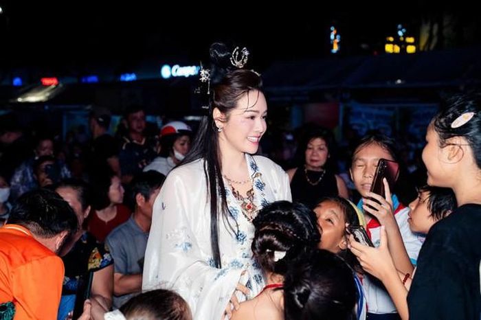 Nhật Kim Anh hóa chị Hằng. Cô sinh năm 1985 ở Vũng Tàu (nay thuộc TP HCM), nổi tiếng ở cả lĩnh vực phim ảnh và ca hát. Cô từng tham gia các phim: Long thành cầm giả ca, Gieo gió, 39 độ yêu, Cạm bẫy - hơi thở của quỷ... 