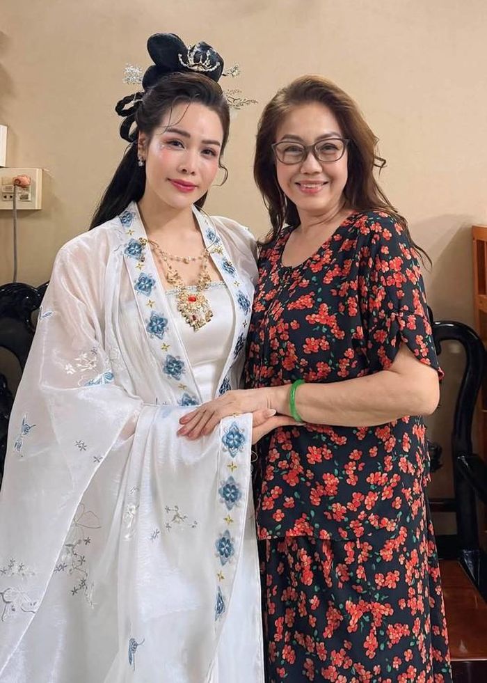 Bên dưới bài đăng nhiều người dành lời khen nét phúc hậu của mẹ chồng cũ Nhật Kim Anh. Không chỉ thế, người hâm mộ cũng bày tỏ sự ngưỡng mộ khi nữ ca sĩ vẫn giữ được mối quan hệ thân thiết với gia đình chồng cũ sau nhiều năm ly hôn.