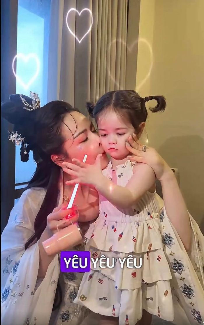 Dịp Trung thu này, Nhật Kim Anh cũng đưa con gái về Cần Thơ để cùng con trai đón Tết thiếu nhi: "Trung thu không chỉ là mùa của trăng tròn, mà còn là mùa của sự sum vầy và lan tỏa yêu thương. Chúc cho tất cả chúng ta đều có một mùa Trung thu bình an, trọn vẹn bên những người thân yêu!", Nhật Kim Anh viết trên trang cá nhân.