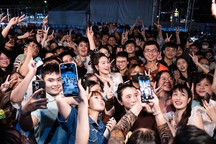 Năm 2014, Nhật Kim Anh kết hôn với doanh nhân Bửu Lộc nhưng đến tháng 6/2019, cặp đôi đường ai nấy đi trong ồn ào giành quyền nuôi con. Sau nhiều lần kiện tụng, cô và chồng cũ ngừng tranh chấp với mong muốn con trai không rơi vào tình trạng ức chế tâm lý. Sau đó, cả hai giữ mối quan hệ bạn bè. Đến tháng 1/2025, cô sinh con gái Julia sau thời gian dài nỗ lực làm IVF và giấu kín danh tính bố bé.