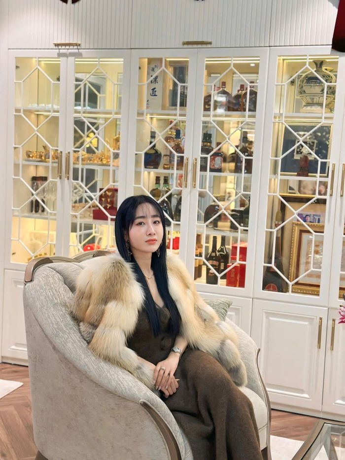 Căn hộ còn có hệ tủ lớn dành riêng để lưu giữ bằng khen, kỷ vật nghề nghiệp cùng nhiều tài liệu quý giá sau nhiều năm hoạt động nghệ thuật. Bên cạnh đó là khu tủ rượu được thiết kế sang trọng, góp phần tăng thêm vẻ đẳng cấp cho tổng thể không gian.