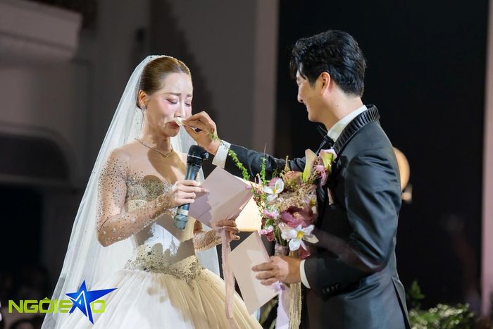 Ngọc Quỳnh cho biết anh và Thùy Anh đến với nhau "muộn một chút nhưng chưa bao giờ là muộn". "Anh không hứa mang lại cho em một cuộc sống hoàn hảo, anh chỉ hứa sẽ cùng em trải qua những buồn vui. Anh đã sống nhiều cuộc đời trên sân khấu, nhưng có lẽ vai diễn anh muốn giữ lâu nhất là làm chồng của em", anh nói. Ngọc Quỳnh lau nước mắt cho Thùy Anh trong đám cưới.