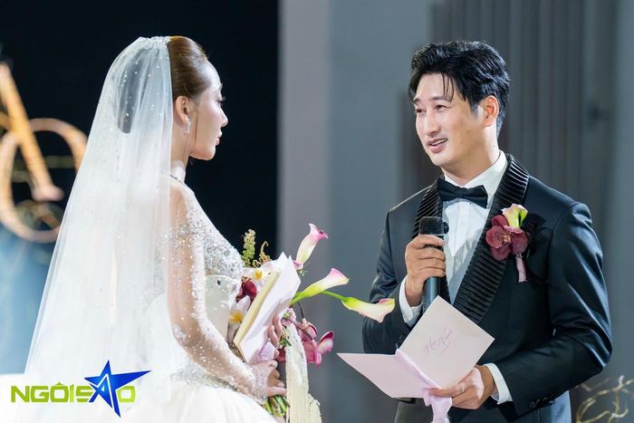 Khoảng 12 năm trước, khi còn là diễn viên trẻ ngồi dưới khán phòng, Thùy Anh đã ngưỡng mộ sự nghiêm túc, chỉn chu của đàn anh trên sân khấu. Gặp nhau nhiều ở các dự án chung, họ dần thân thiết. "Hóa ra tình yêu đẹp nhất không phải gặp nhau thật sớm, mà là gặp nhau khi cả hai đã đủ trưởng thành, đủ bao dung và đủ chắc chắn muốn cùng người kia đi tiếp", cô nói.