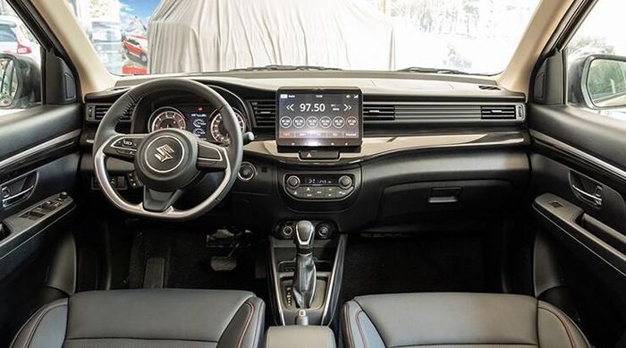 Suzuki XL7 sở hữu ngoại hình theo phong cách MPV lai CUV