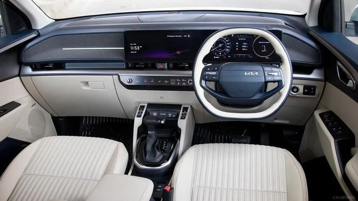 Khoang nội thất Kia Carens Clavis tại thị trường Ấn Độ - Ảnh: Carwale