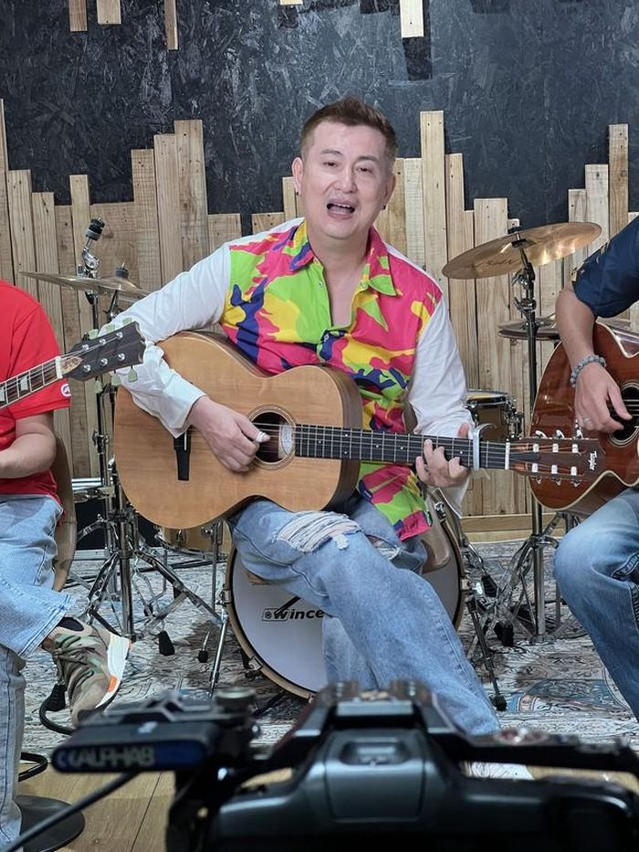Ca sĩ Tuấn Hùng.